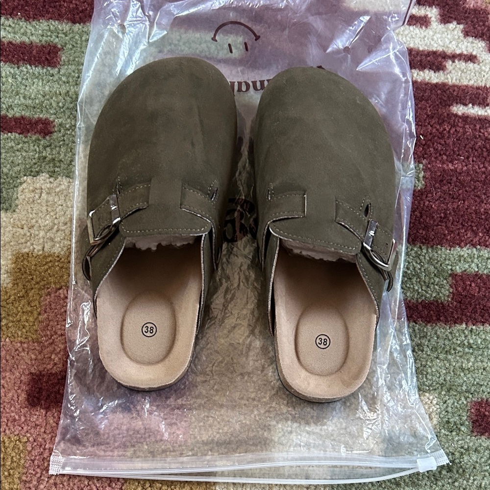 New Olive Green Women's Glogs